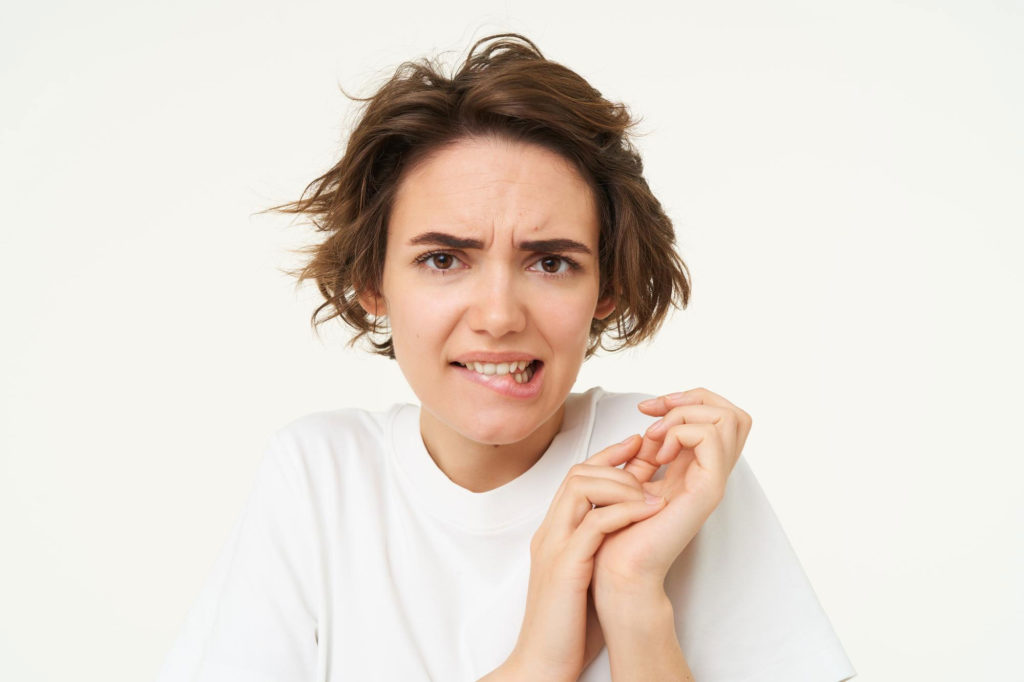 Mujer temerosa ante pérdida de dientes por diabetes