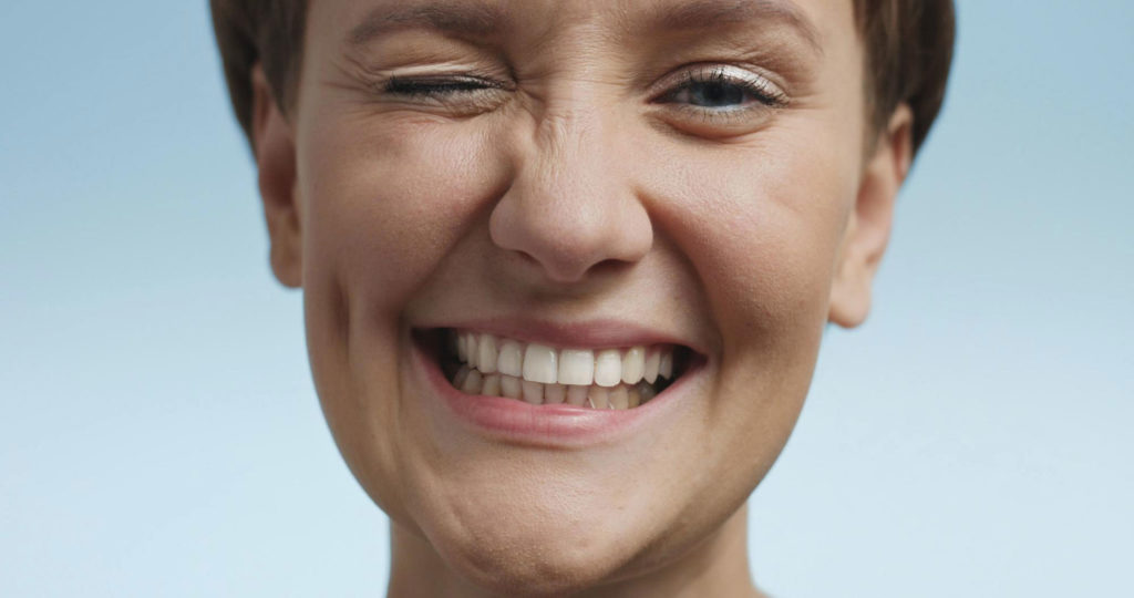 Sonrisa en mujer con tratamiento dental