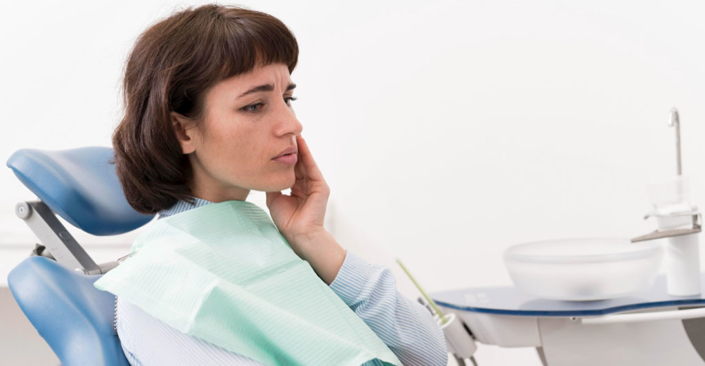 Paciente con dolor de muelas por caries