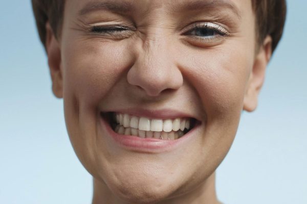 Sonrisa en mujer con tratamiento dental